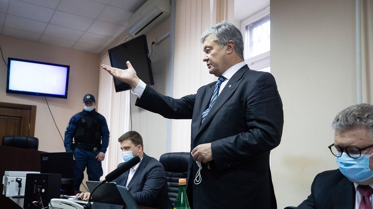 Бывший президент Украины Петр Порошенко во время судебного заседания