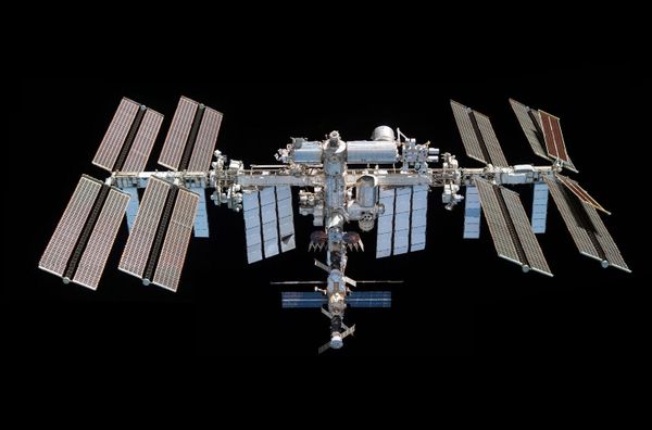 Международная космическая станция, кадр снят с космического корабля SpaceX Crew Dragon Endeavour во время облета орбитальной лаборатории отстыковки от модуля Harmony 8 ноября 2021 года.  