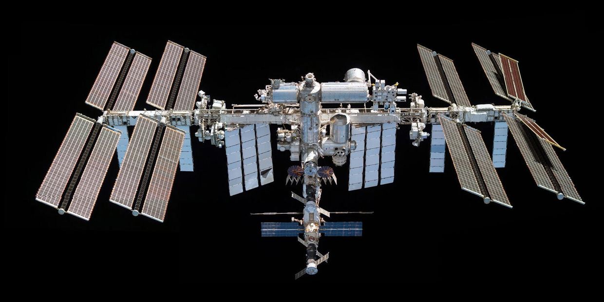 Международная космическая станция, кадр снят с космического корабля SpaceX Crew Dragon Endeavour во время облета орбитальной лаборатории отстыковки от модуля Harmony 8 ноября 2021 года.  