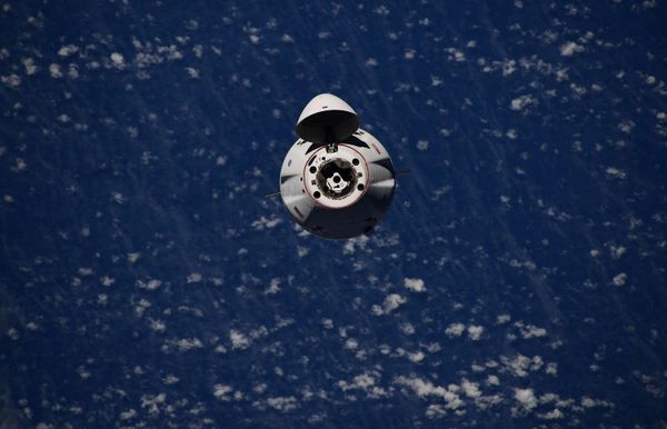 Грузовой космический корабль SpaceX Dragon приближается к МКС перед автономной стыковкой 30 августа 2021 года.  
