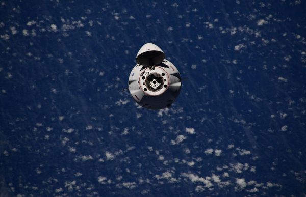 Грузовой космический корабль SpaceX Dragon приближается к МКС перед автономной стыковкой 30 августа 2021 года.  