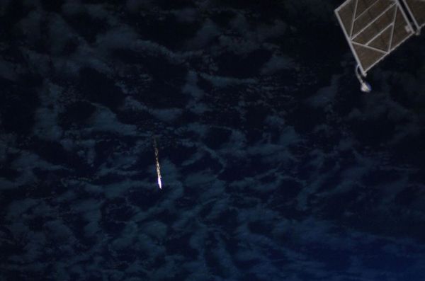 Бывший модуль МКС под названием Пирс (или DC-1) сгорает в земной атмосфере Земли. Его вывели из эксплуатации после 20 лет службы, чтобы освободить место для нового научного модуля.   