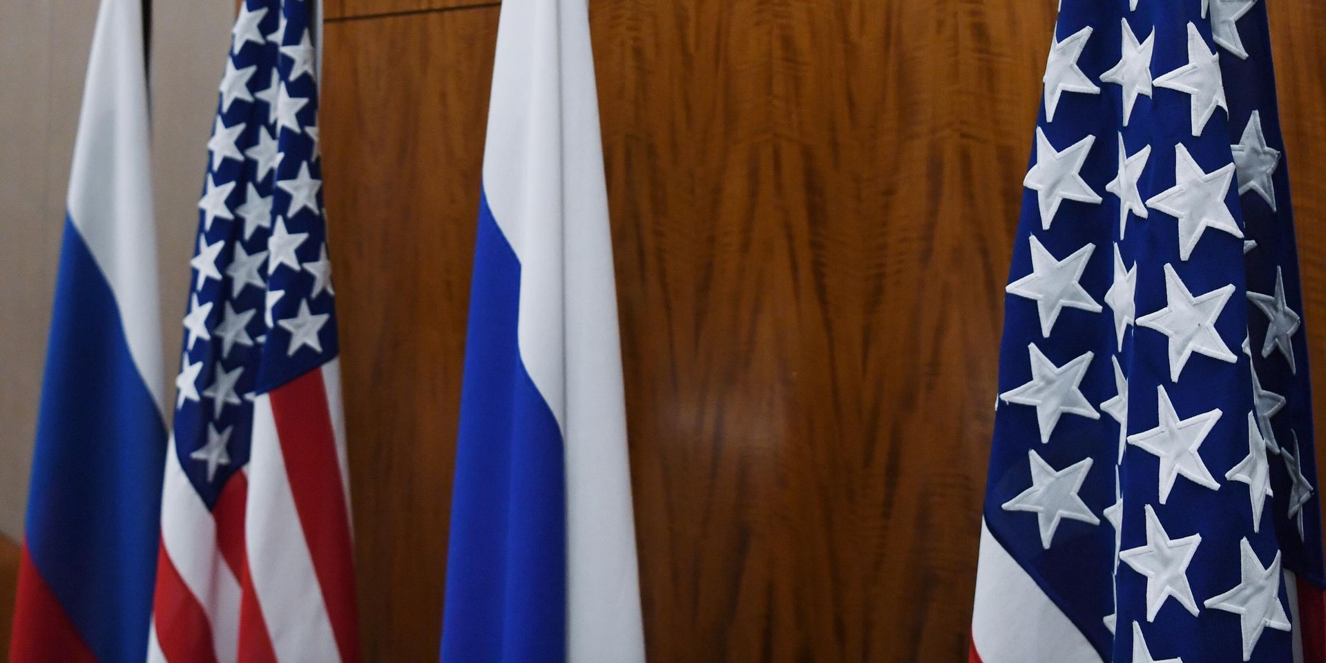 Флаги России и США в зале отеля Президент в Женеве - ИноСМИ, 1920, 17.05.2022