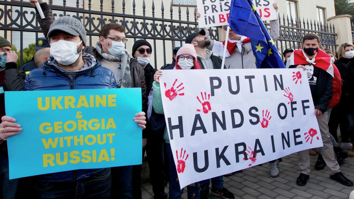 Участники акции в поддержку Украины в Тбилиси