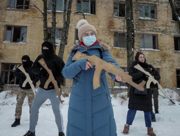 Военные учения для гражданских лиц в Киеве