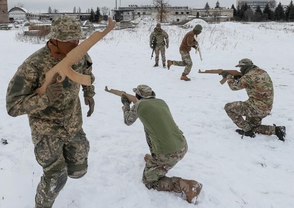 Военные учения для гражданских лиц в Киеве