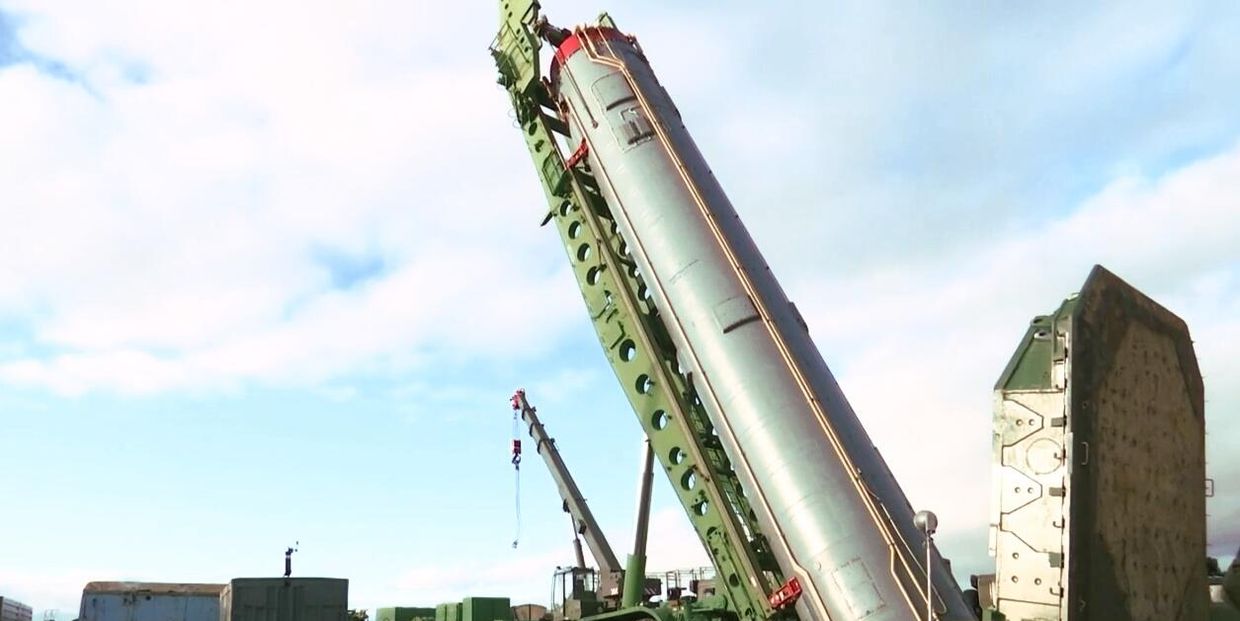 Межконтинентальная баллистическая ракета ракетного комплекса стратегического назначения Авангард во время установки в пусковую шахту в Оренбургской области
