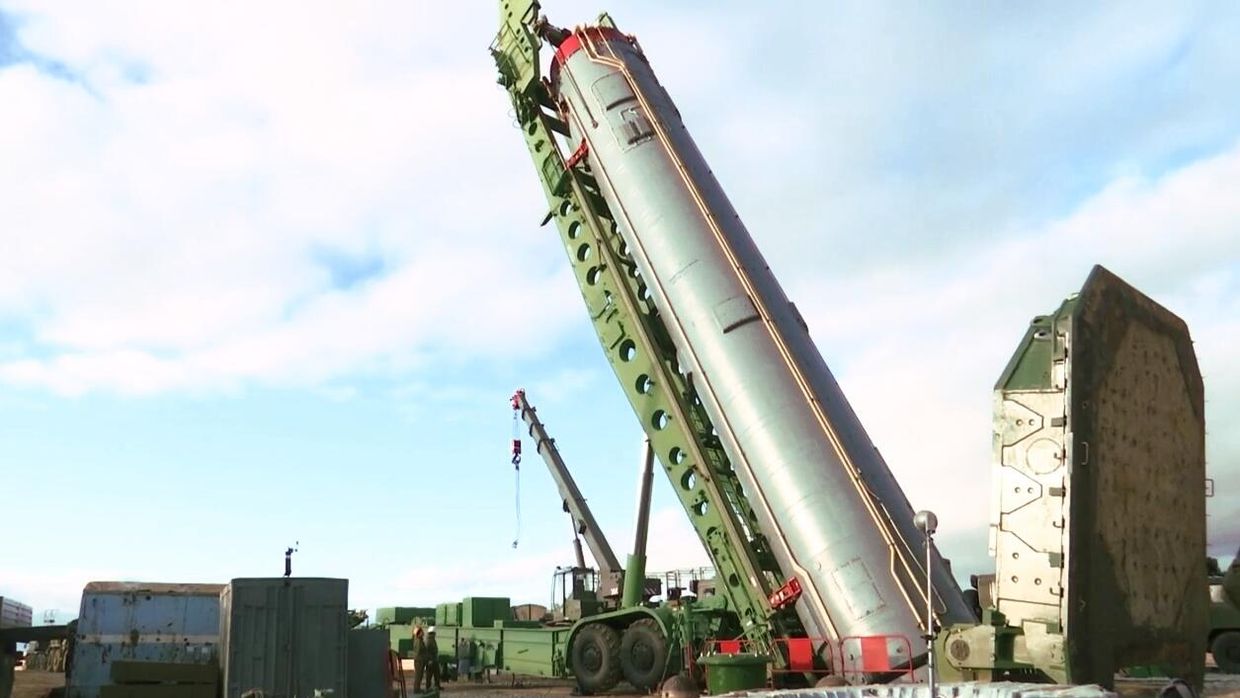 Межконтинентальная баллистическая ракета ракетного комплекса стратегического назначения Авангард во время установки в пусковую шахту в Оренбургской области