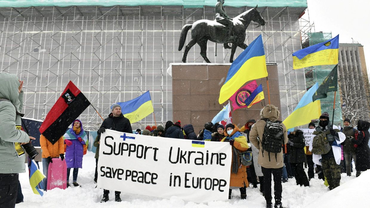 Участники демонстрации в Хельсинки, Финляндия
