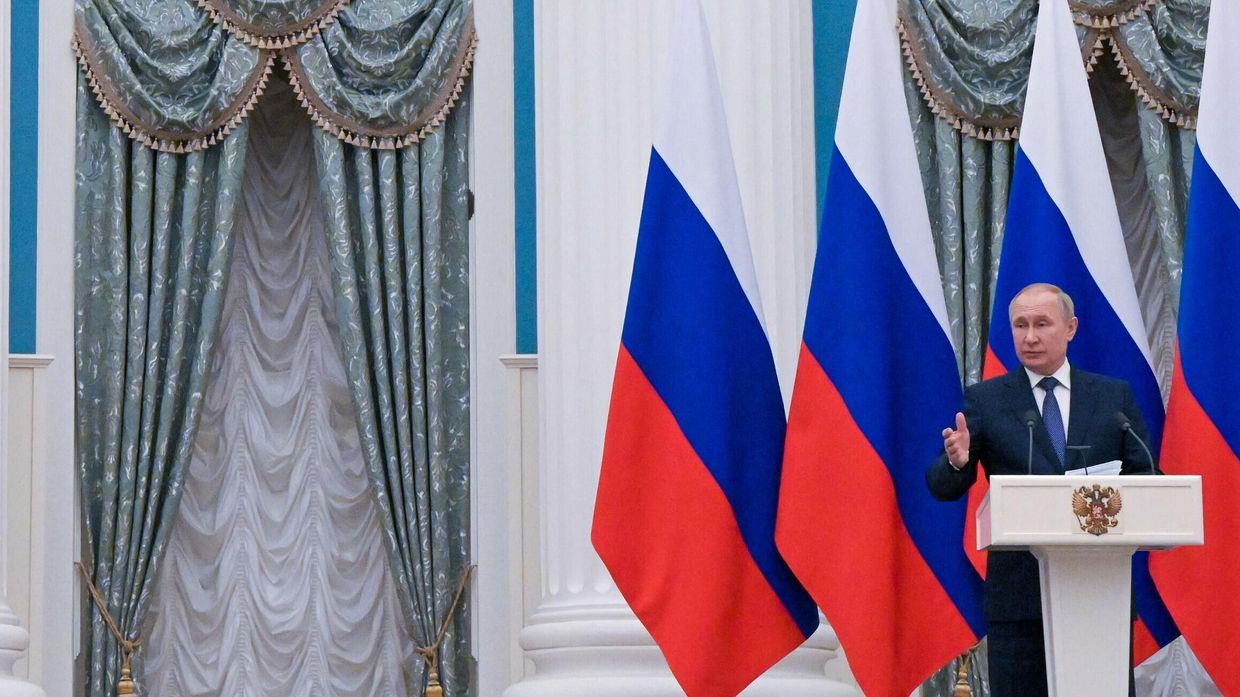 Президент РФ Владимир Путин и президент Франции Эммануэль Макрон