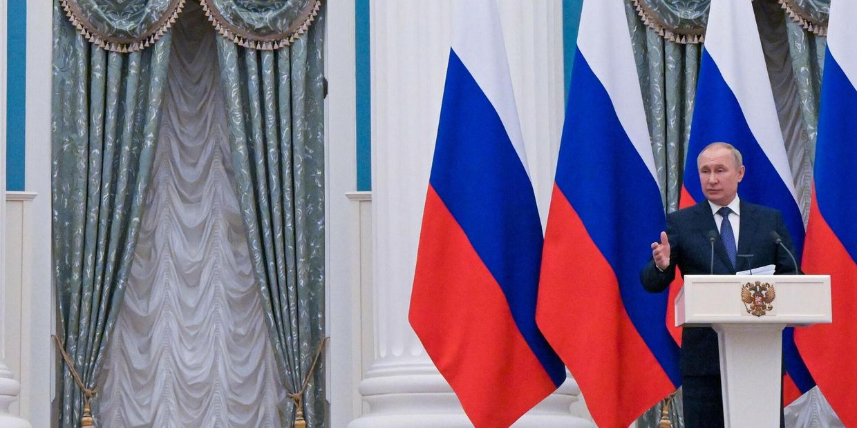 Президент РФ Владимир Путин и президент Франции Эммануэль Макрон