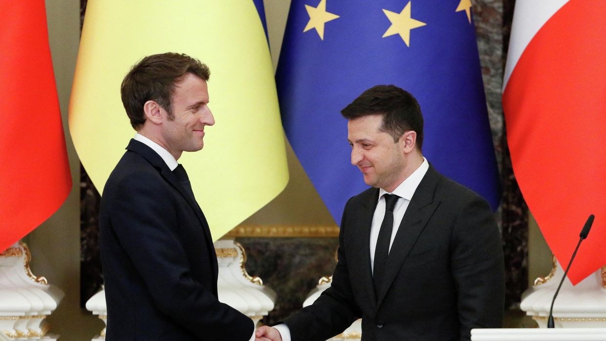Президент Украины Владимир Зеленский и президент Франции Эммануэль Макрон во время брифинга в Киеве