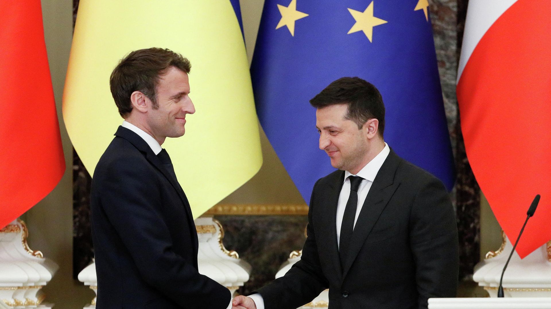 Президент Украины Владимир Зеленский и президент Франции Эммануэль Макрон во время брифинга в Киеве - ИноСМИ, 1920, 10.02.2022