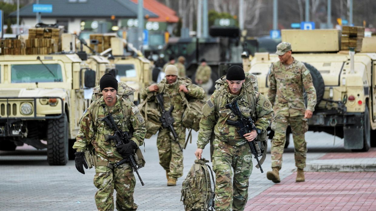Американские военные в аэропорту Жешув-Ясенка в Ясенке, Польша