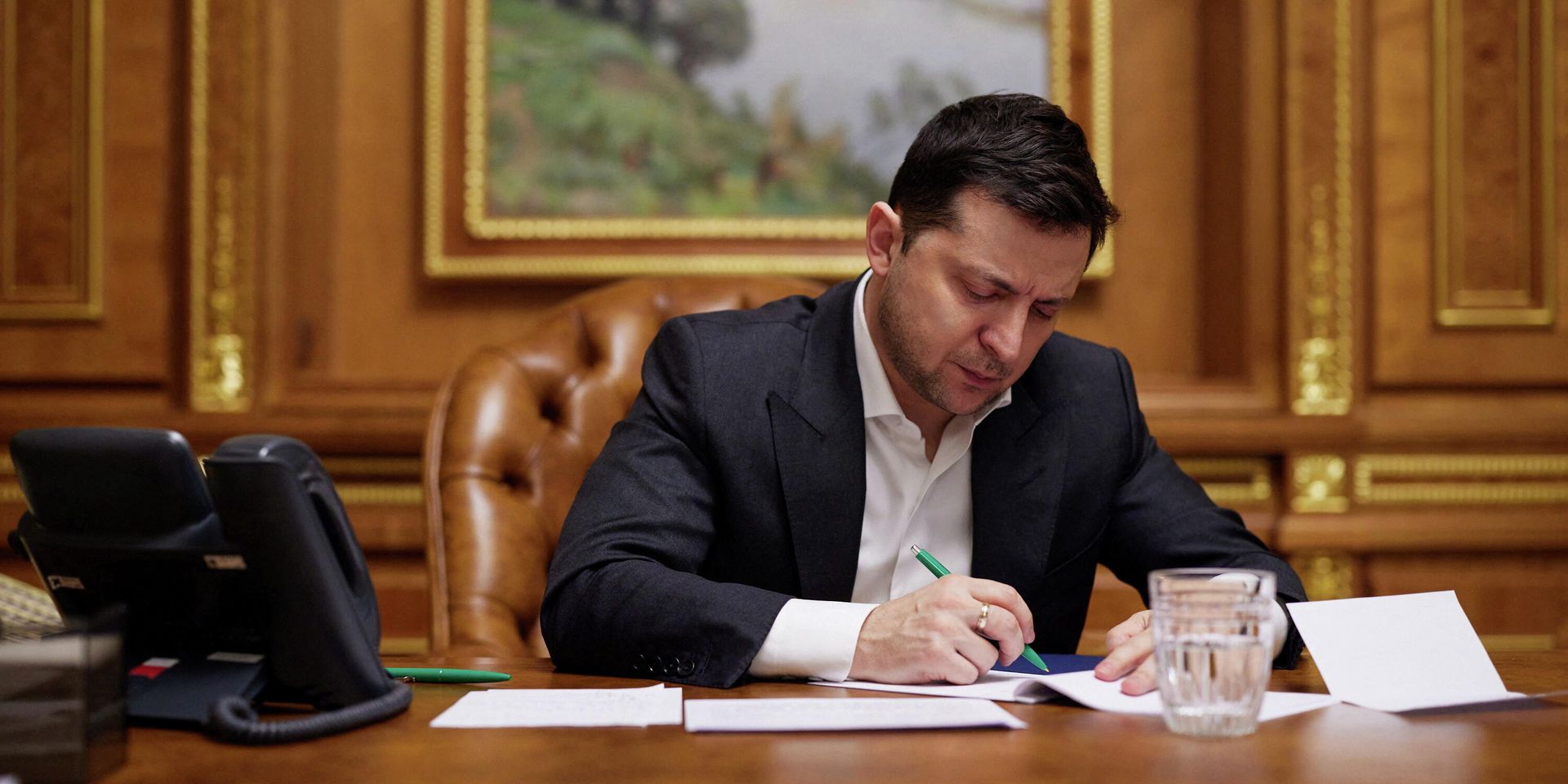 Президент Украины Владимир Зеленский во время телефонного разговора с президентом США Джо Байденом - ИноСМИ, 1920, 14.02.2022