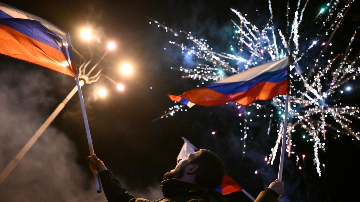 Жители Донецка и Луганска празднуют признание Россией ДНР и ЛНР