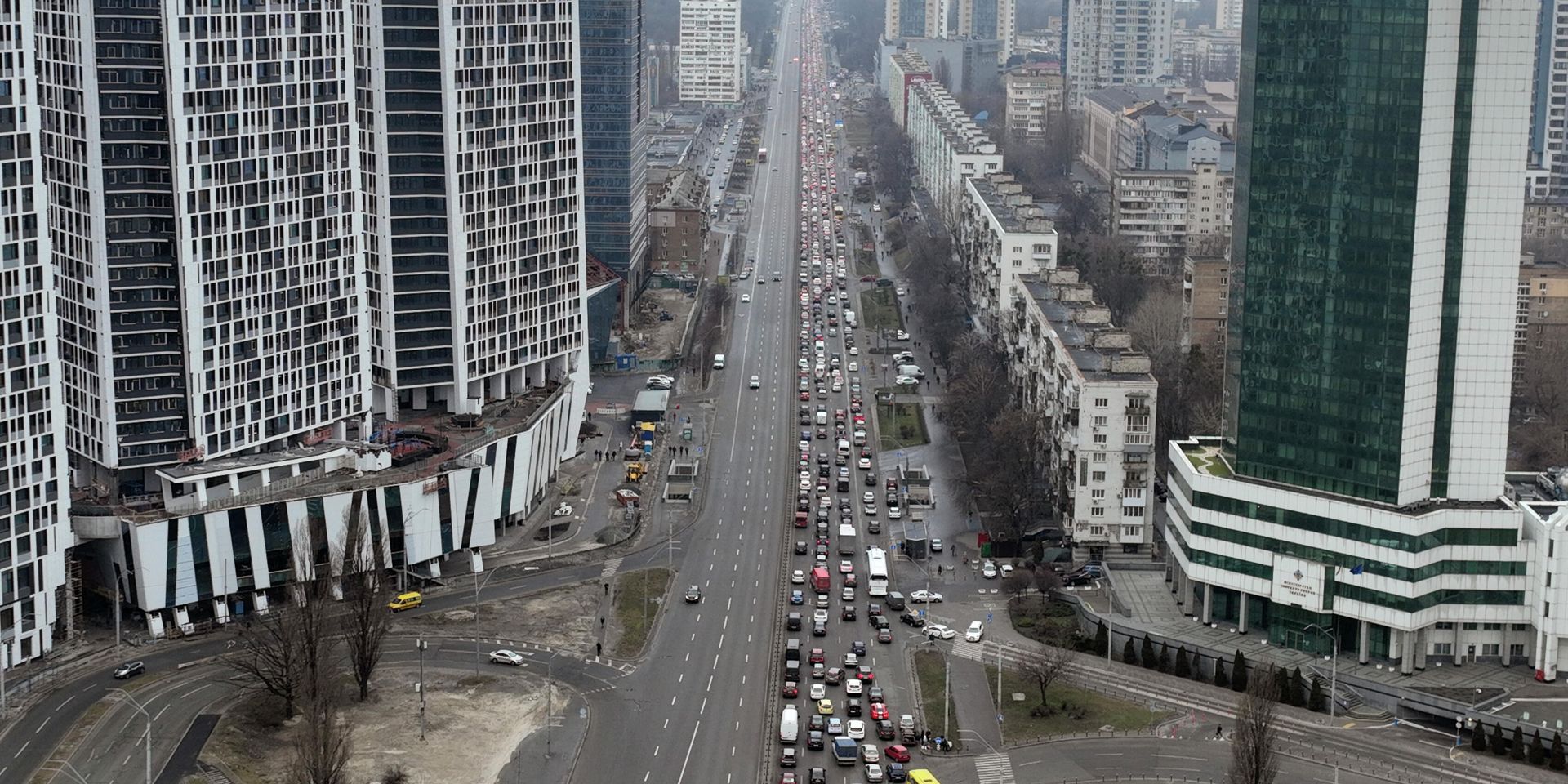 Автомобильная пробка при выезде из Киева, Украина - ИноСМИ, 1920, 24.02.2022
