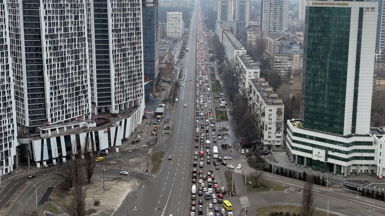 Автомобильная пробка при выезде из Киева, Украина