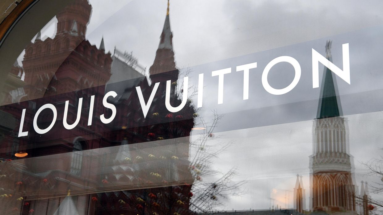 Логотип Louis Vuitton в витрине ГУМа в Москве