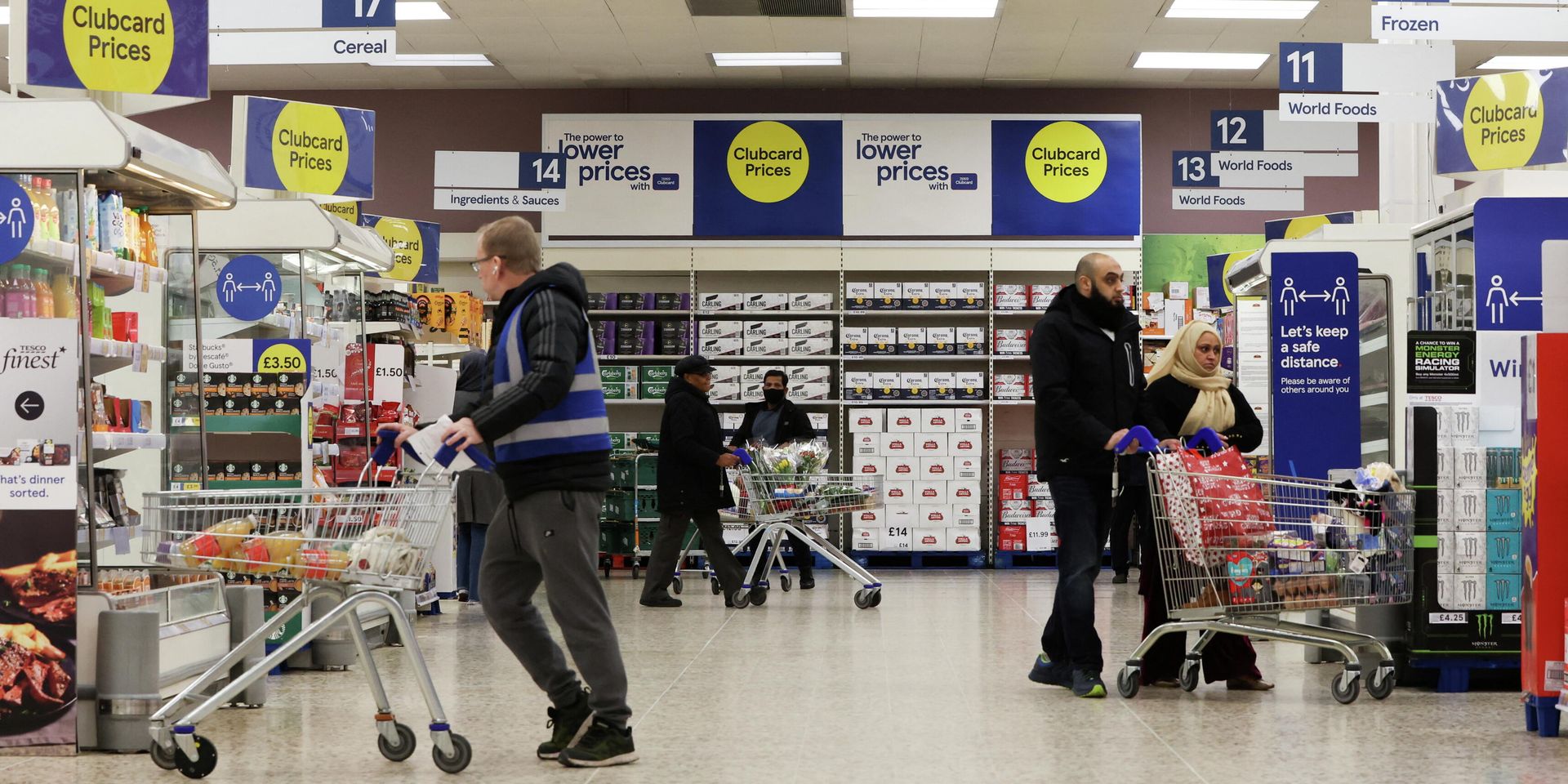 Покупатели в филиале супермаркета Tesco Extra в Лондоне, Великобритания - ИноСМИ, 1920, 09.03.2022