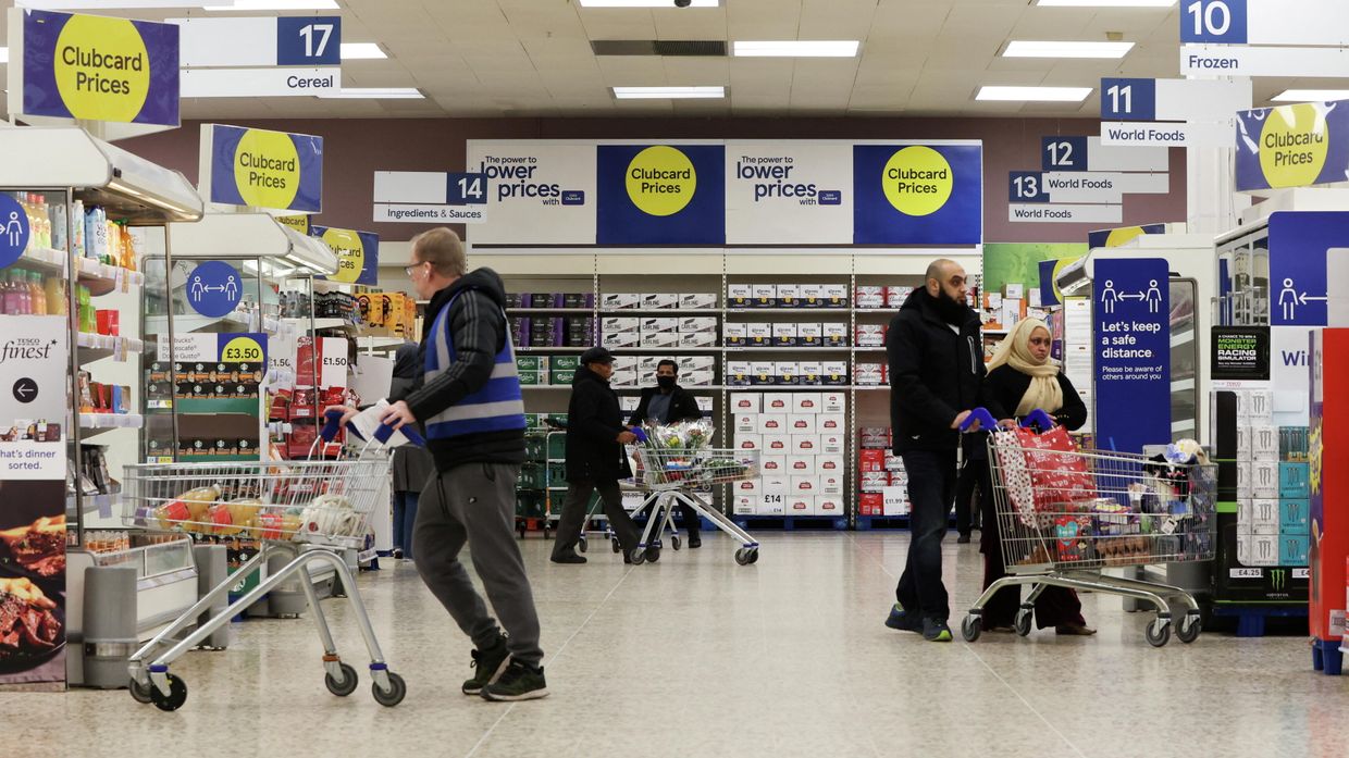 Покупатели в филиале супермаркета Tesco Extra в Лондоне, Великобритания
