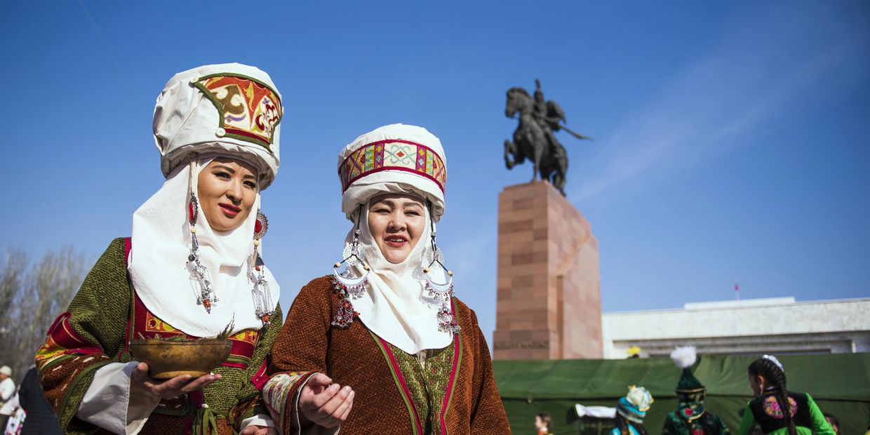 Женщины в национальных костюмах в Бишкеке
