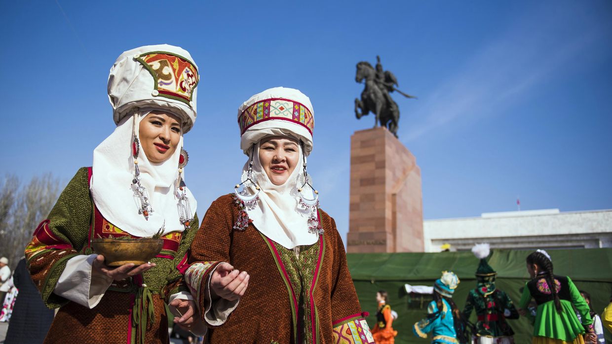 Женщины в национальных костюмах в Бишкеке