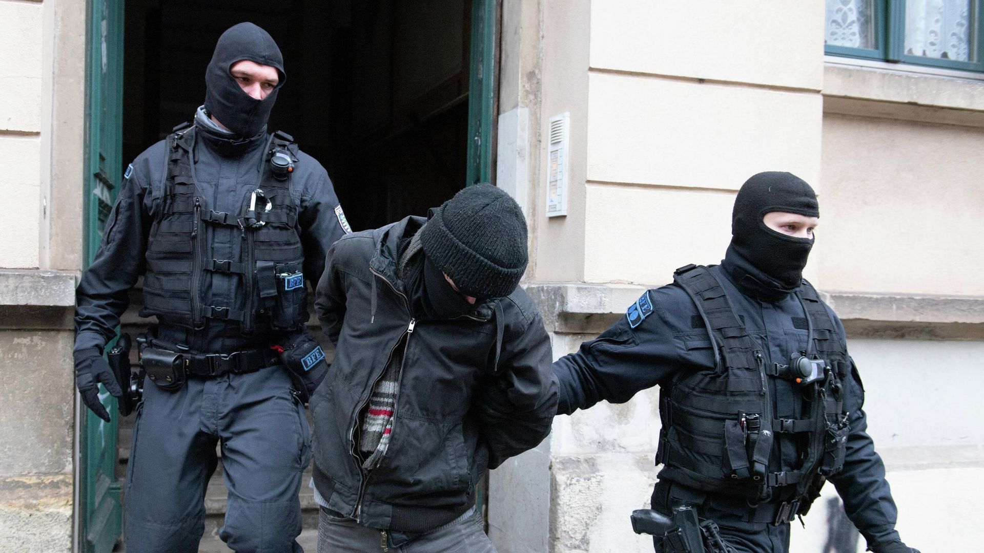 Полиция во время задержания подозреваемого в Дрездене, Германия - ИноСМИ, 1920, 15.03.2022