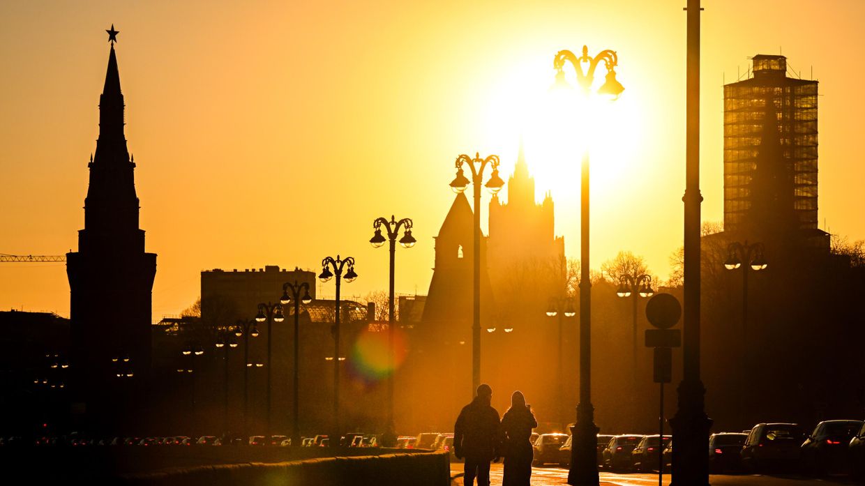 Люди на Москворецкой набережной в Москве