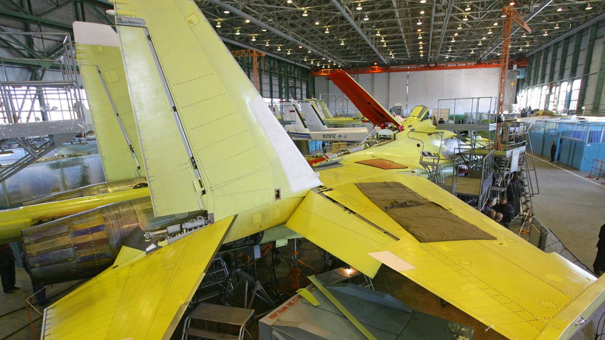 Сборка самолета Су-35 