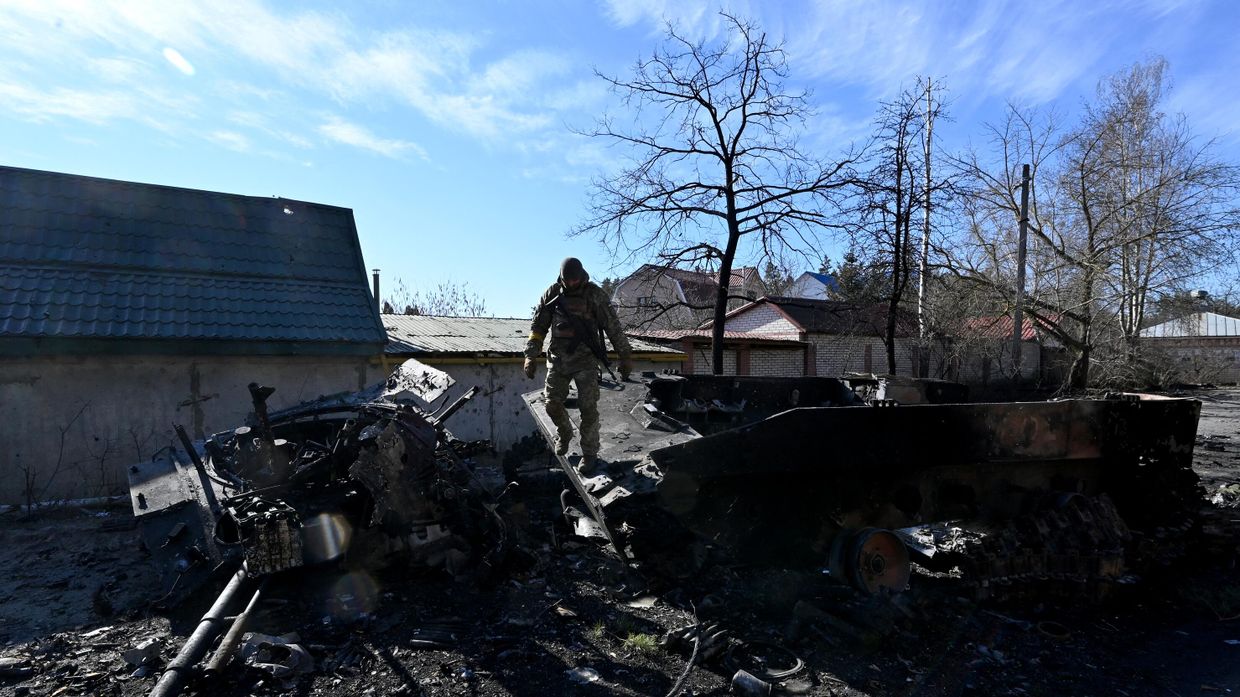 Украинский военный в городе Ирпень