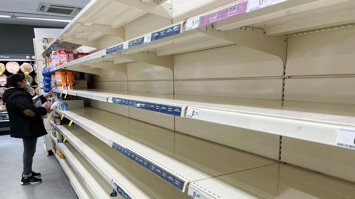 Пустые полки продуктового магазина в Мадриде, Испания