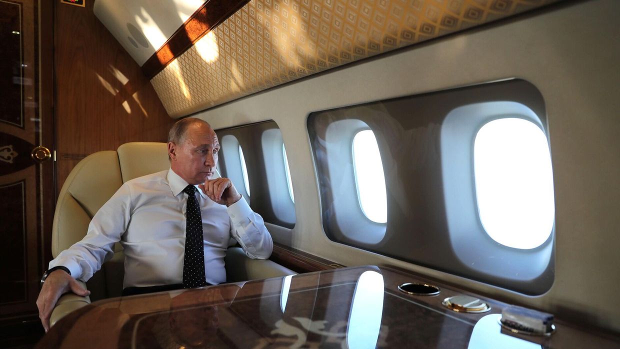 Владимир Путин в салоне самолёта Ту-214СР