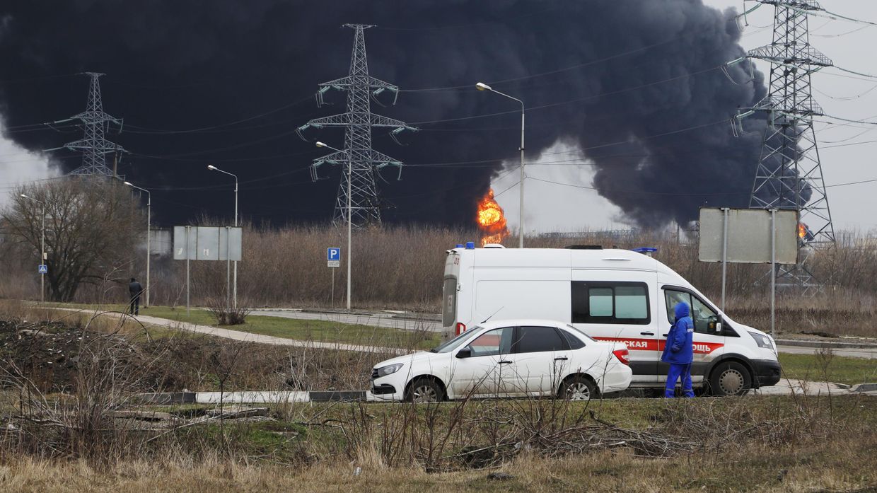 В Белгороде из-за удара вертолетов ВСУ загорелась нефтебаза