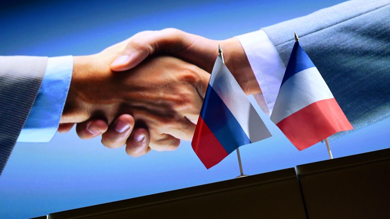 Государственные флаги России и Франции