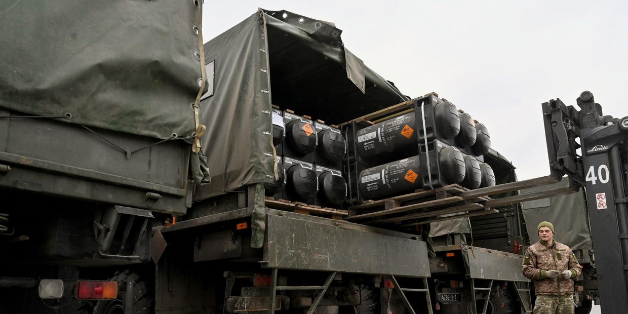 Украинские военнослужащие загружают в грузовик американскую переносную противотанковую ракету FGM-148 Javelin