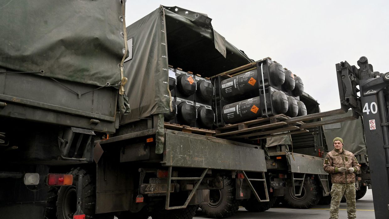 Украинские военнослужащие загружают в грузовик американскую переносную противотанковую ракету FGM-148 Javelin