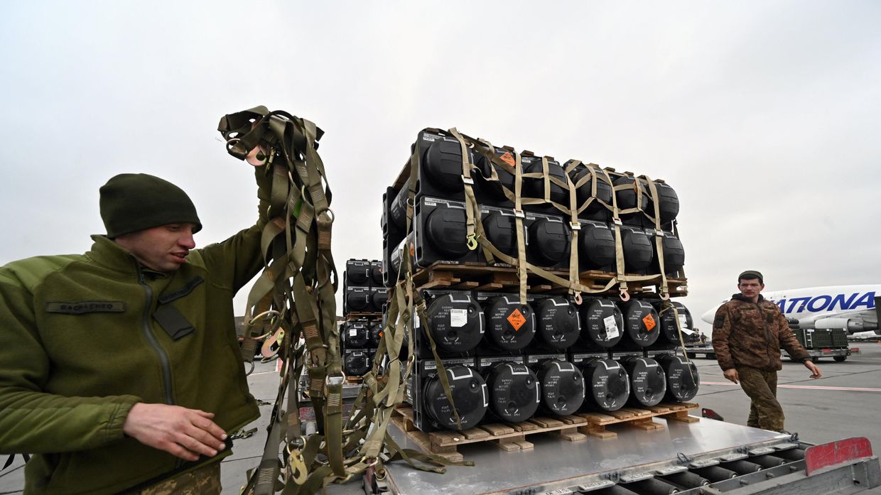 Американские противотанковые ракеты Javelin в аэропорту под Киевом, Украина