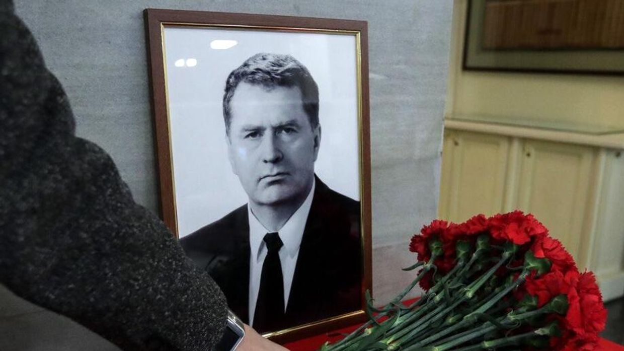 Цветы и портрет Владимира Жириновского в здании Государственной Думы РФ в Москве