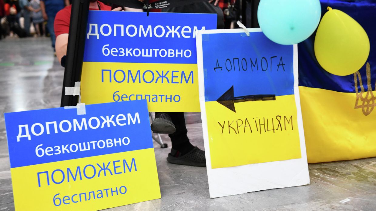Волонтеры с плакатами в аэропорту Тихуаны, Мексика