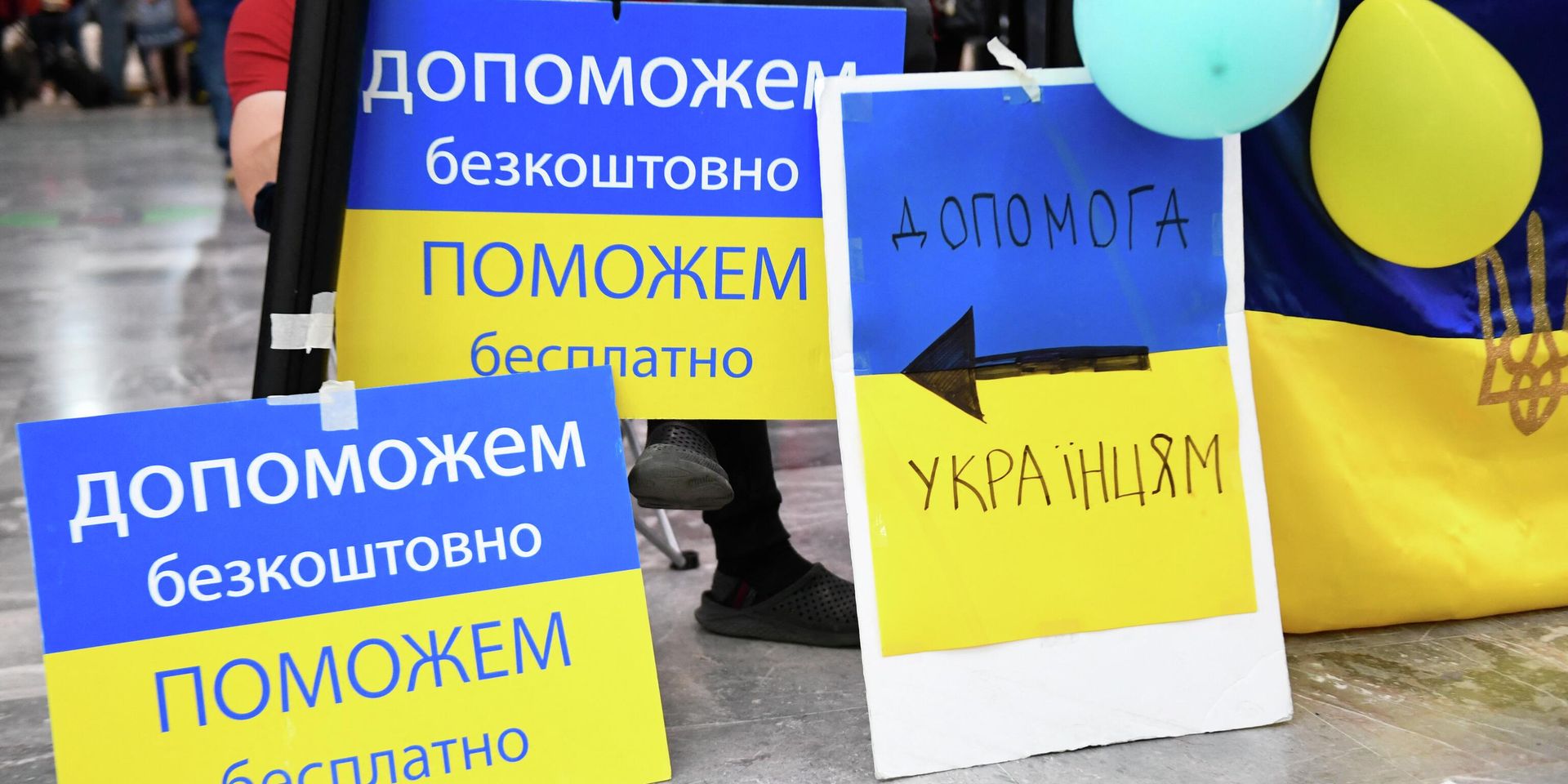 Волонтеры с плакатами в аэропорту Тихуаны, Мексика - ИноСМИ, 1920, 12.04.2022