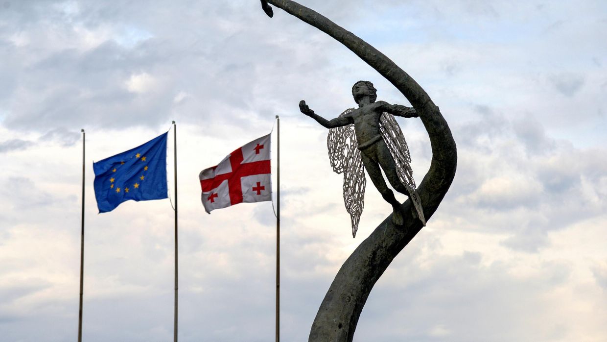Стела возле Парламента Грузии в Кутаиси