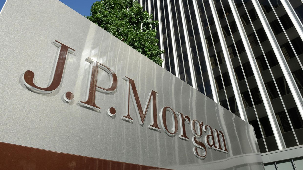 Вывеска JPMorgan у офиса финансовой компании в Лос-Анджелесе, штат Калифорния
