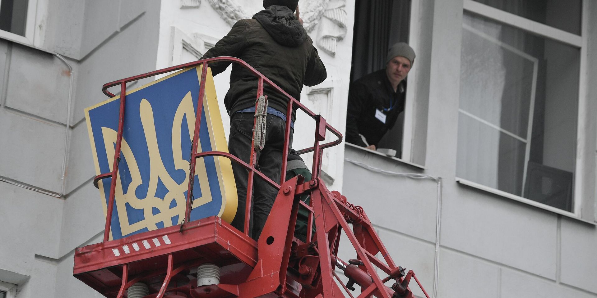 Снятие украинского герба со здания администрации Бердянска. - ИноСМИ, 1920, 23.05.2022