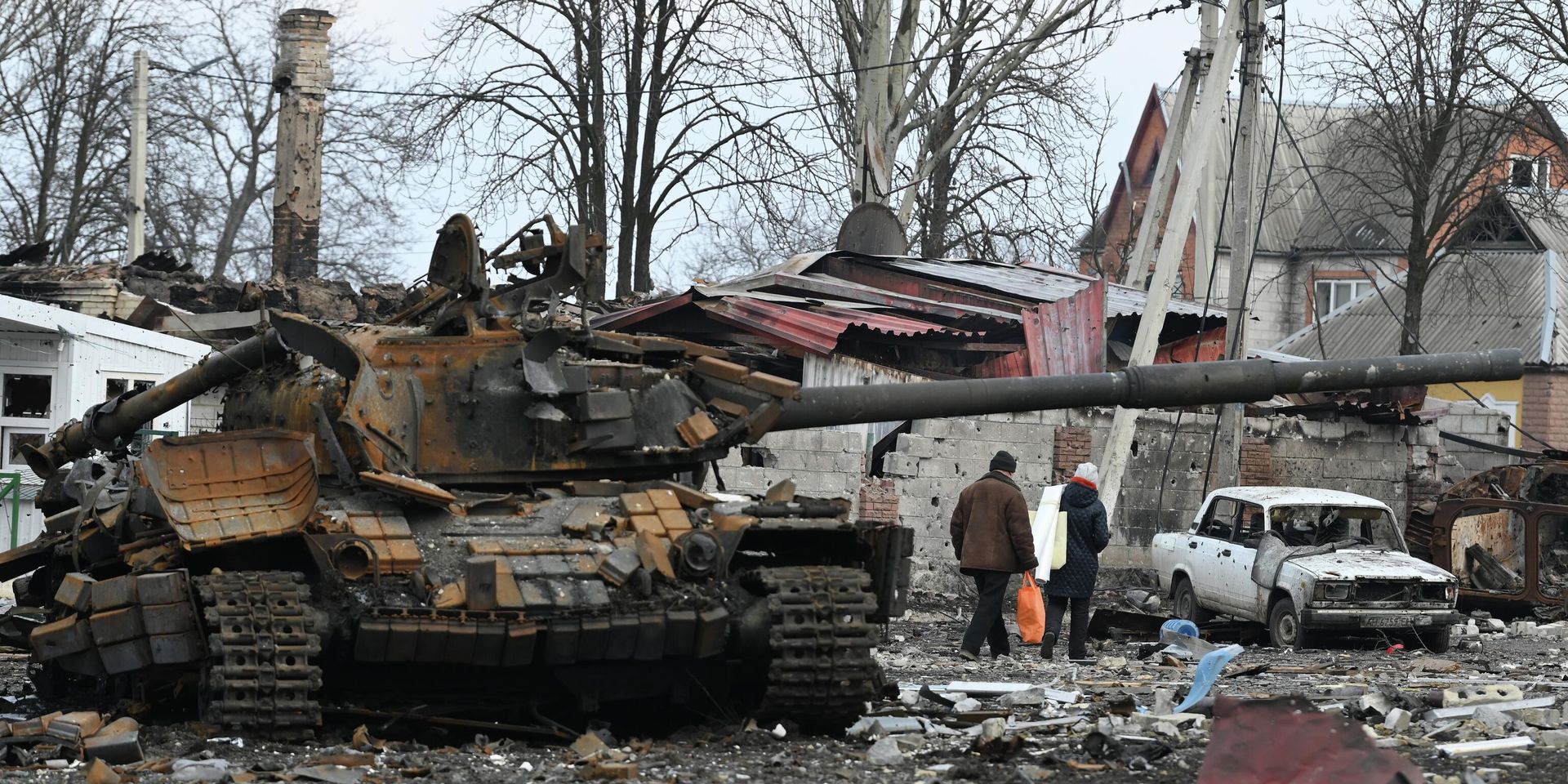 Жители Волновахи идут домой мимо разбитого танка Вооруженных сил Украины - ИноСМИ, 1920, 05.07.2022