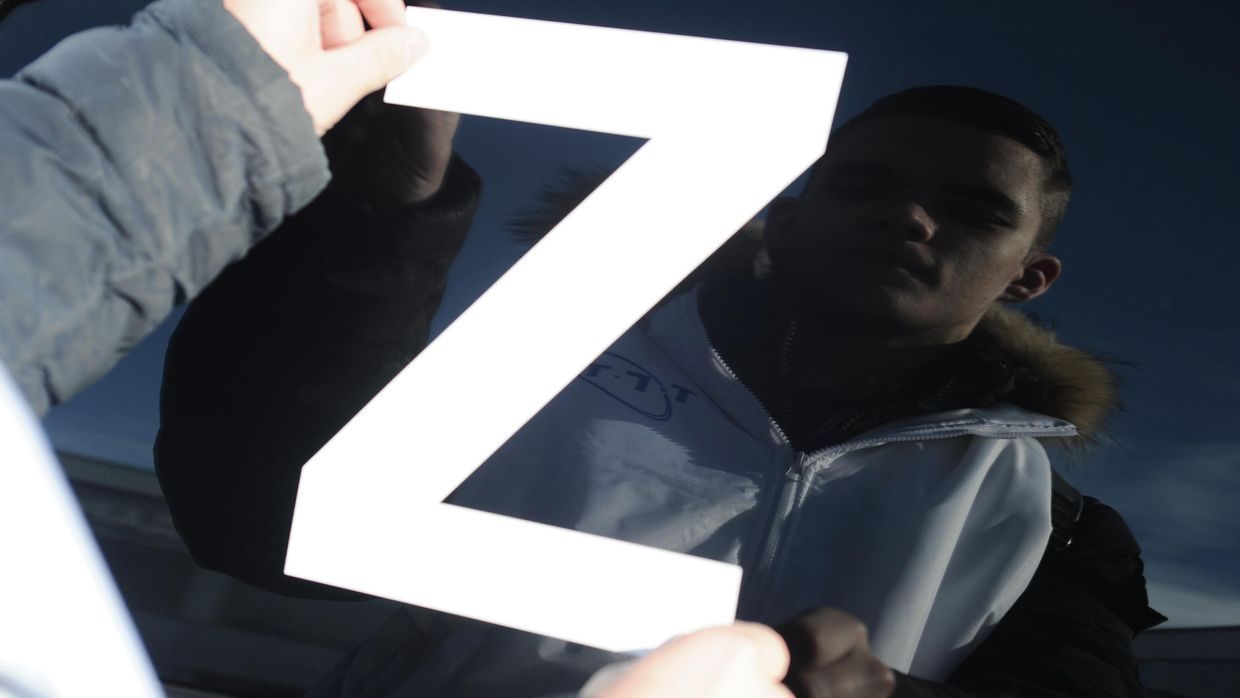 Студент ТГТУ наклеивает букву Z 