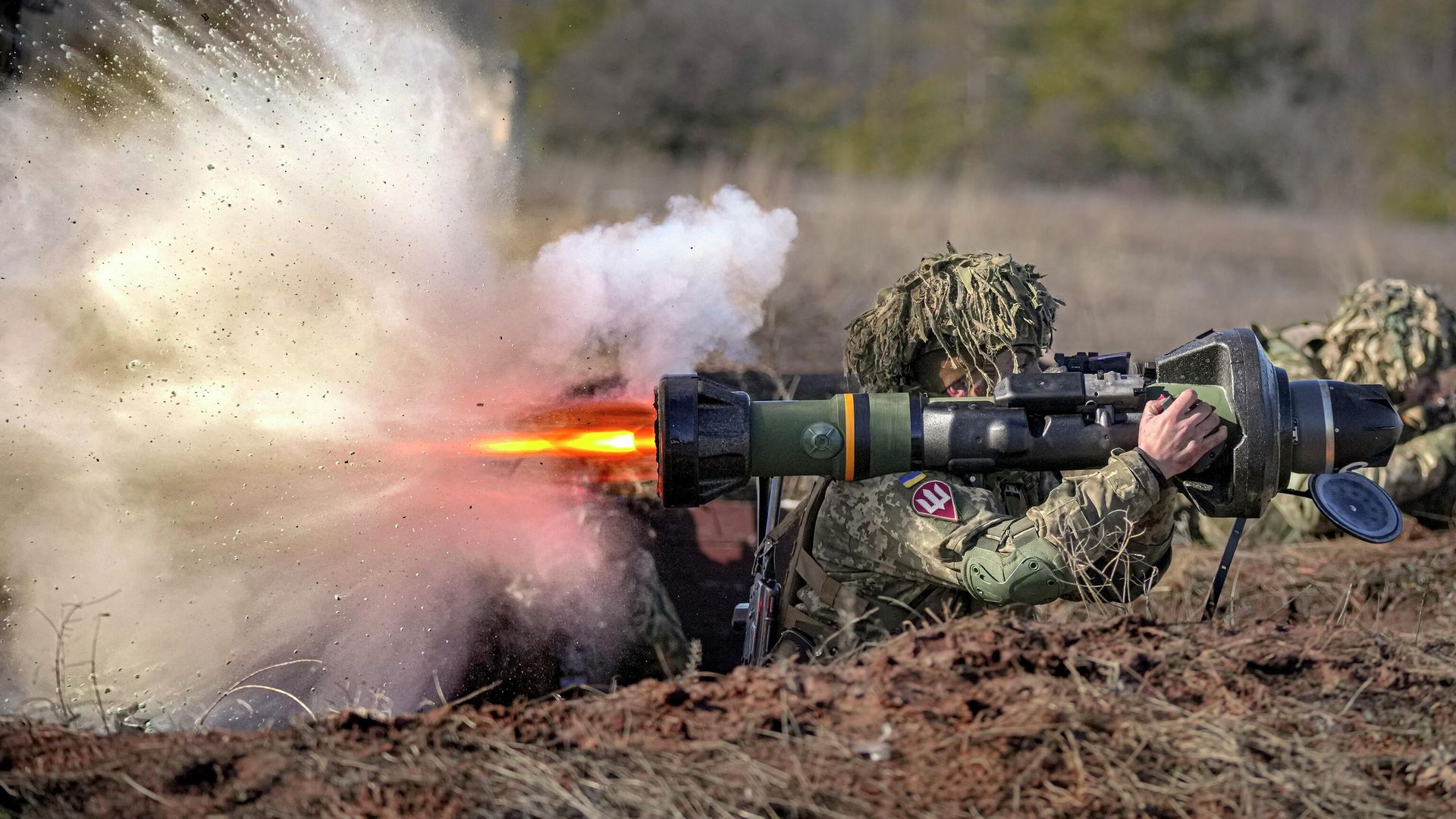 Украинский военнослужащий стреляет из противотанкового оружия NLAW - ИноСМИ, 1920, 15.05.2022