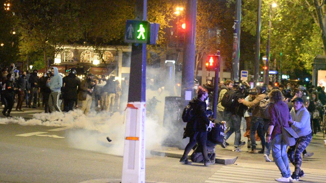 Протестующие вблизи Площади Республики в Париже