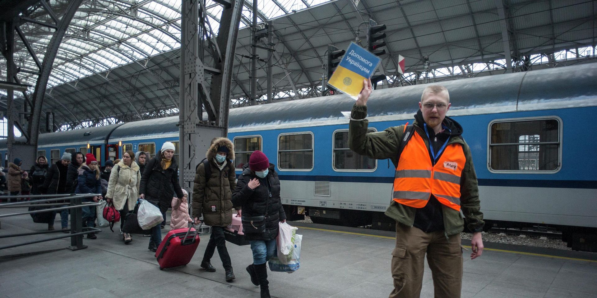 Беженцы из Украины на железнодорожном вокзале в Праге, Чехия - ИноСМИ, 1920, 30.04.2022