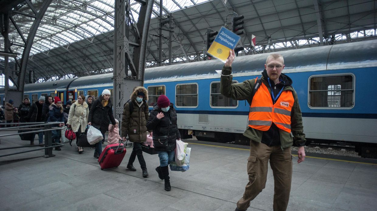 Беженцы из Украины на железнодорожном вокзале в Праге, Чехия